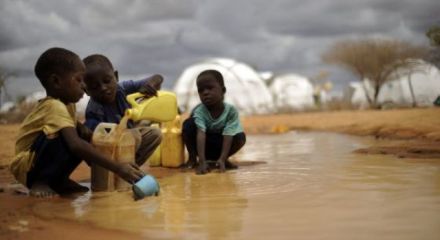 Niños somalíes llenan sus garrafas de agua en el campamento de refugiados de Dadaab, en Kenia. Foto: Tony Karumba (AFP)